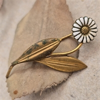 -hvid-emalje-margurit-paa-staengel-blade-guldfarvede-broche-vintage-bijouteri-